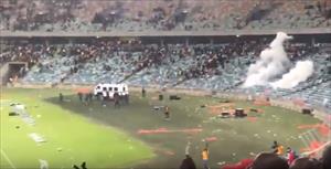 بالفيديو: جماهير كايزر تشيفز تقتحم الملعب بعد خسارة ناديه